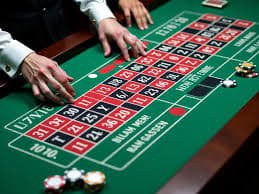 Antarmuka permainan slot Bikini Paradise dengan gulungan dan simbol tropis di bosjokologin