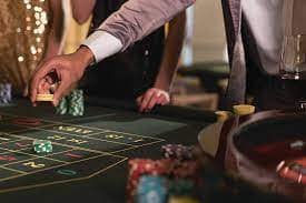 Antarmuka meja Microgaming bosjokologin dengan statistik permainan dan riwayat taruhan